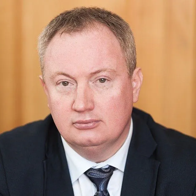 Ленинградский районный суд оправдал заместителя главы Зеленоградского округа Руслана Андронова по обвинению в превышении должностных полномочий. УФСБ по Калининградской области фиксировало два эпизода, рассмотрение дела началось в 2025 году.