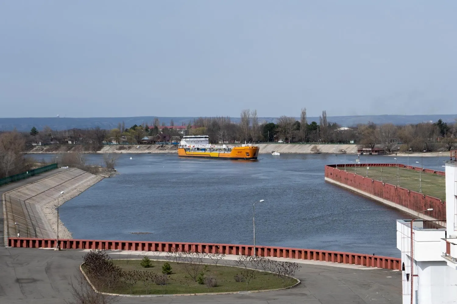 Атаки беспилотников в Азовском море привели к приостановке движения по каналу — это может затронуть значительную часть вывоза пшеницы через Азов и осложнить снабжение Крыма топливом.