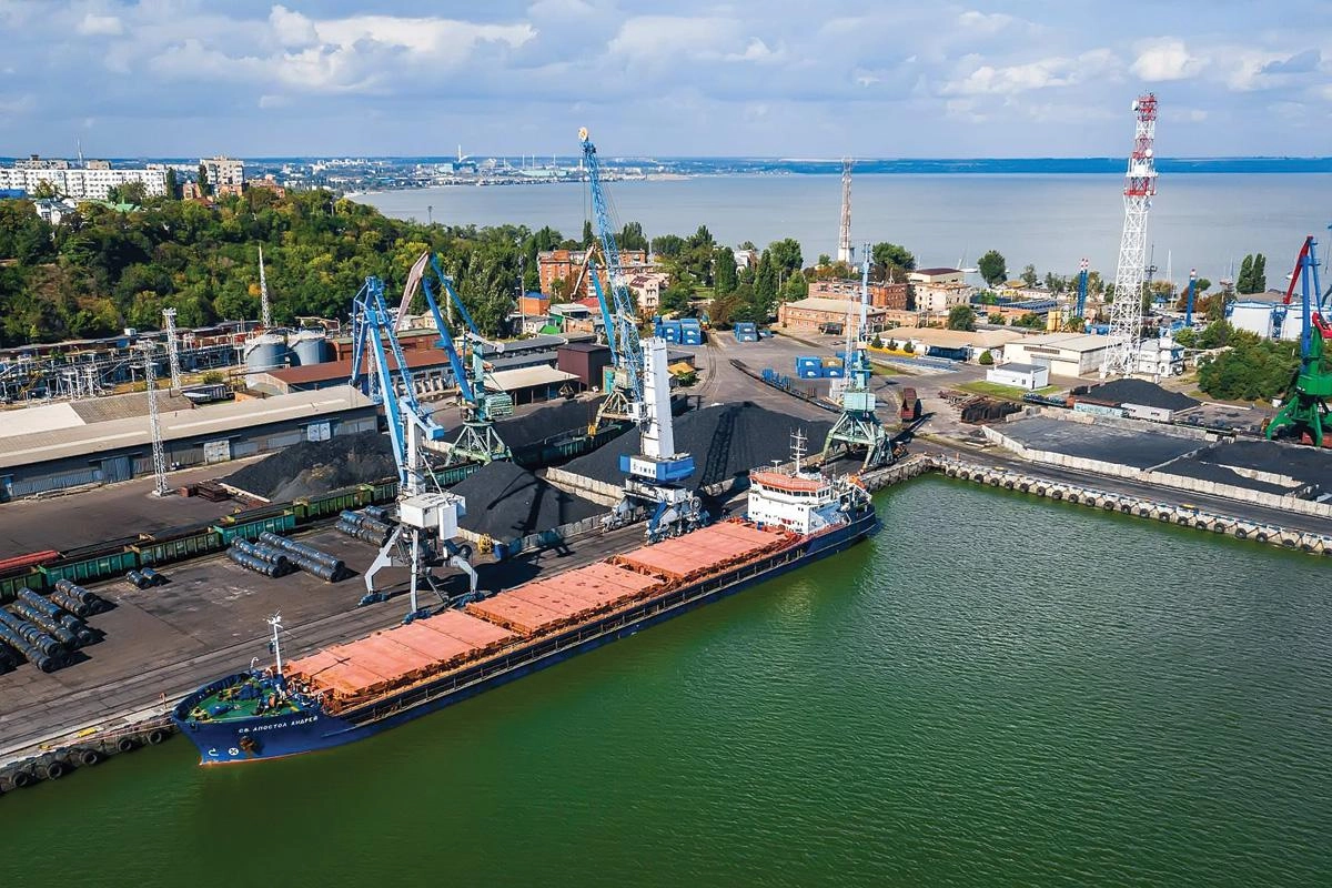 Из‑за ударов беспилотников отгрузки из портов Азовского моря остановились; министерство предложило покрывать большую часть затрат на железнодорожную перевозку зерна в Черноморские и Балтийские порты.