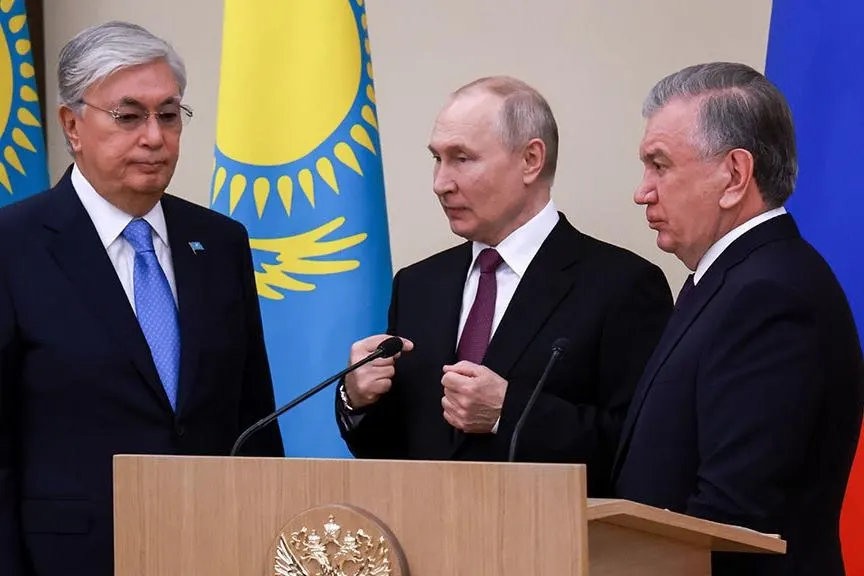 Правительство получило поручение начать переговоры по корректировке соглашений о военно‑техническом сотрудничестве с Казахстаном и Узбекистаном — речь о поставках, ремонте, модернизации и совместных разработках на фоне западных ограничений.