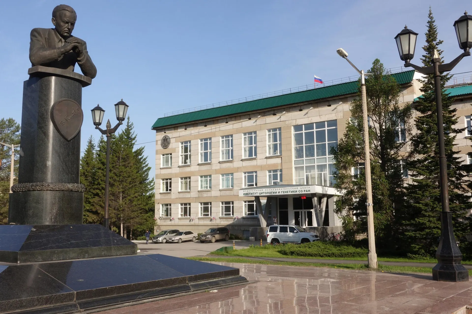 Федеральный закон и постановление правительства, которые начнут действовать с 1 сентября 2026 года, существенно ограничивают вывоз и публикацию генетических данных. Ученые предупреждают о задержках в исследованиях, ограничении доступа к международным журналам и рисках для научной автономии.