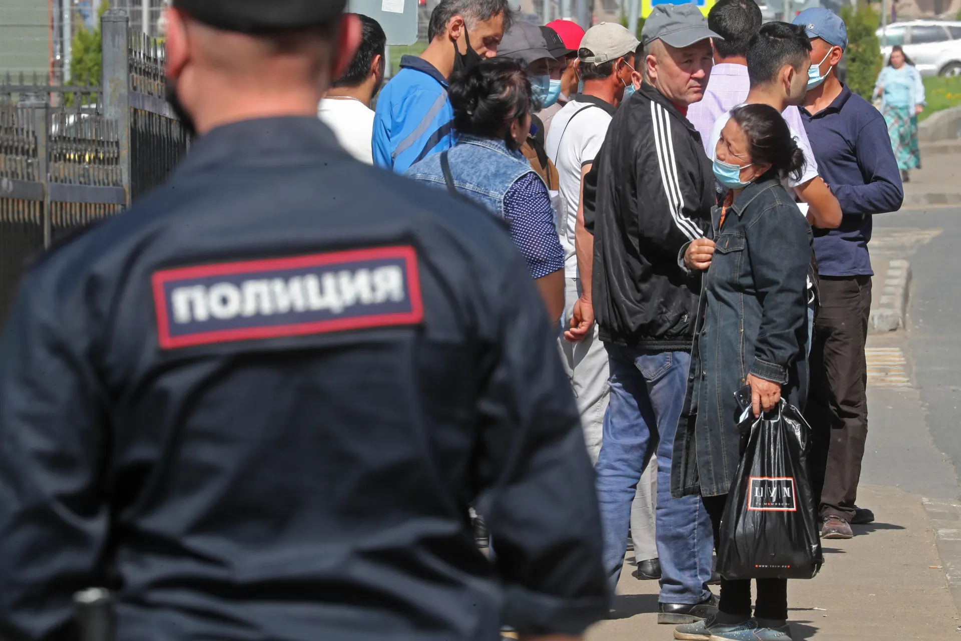 Правительство подготовило поправки ко второму чтению законопроекта об обязательной депортации: в перечень оснований хотят добавить дискриминацию и неповиновение требованиям пограничников. Документ был внесён МВД и уже прошёл первое чтение.
