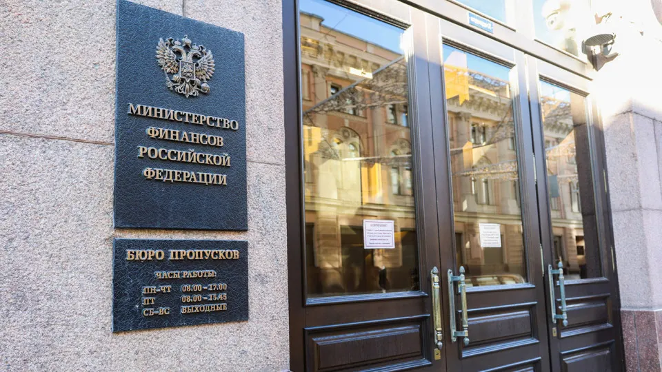 По оценке экспертов ЦМАКП, с 2022 года государственный долг активно наращивается: обслуживание займов уже стало одной из крупнейших статей расходов бюджета, а к 2028 году траты на проценты могут приблизиться к 10 трлн рублей в год.