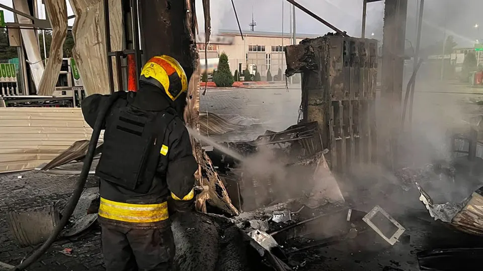 Ночью 1 июля удары беспилотников по Днепропетровской области повредили пять автозаправок: один человек погиб, трое ранены. На фоне этого в России наблюдается острый дефицит топлива — производство упало на четверть, введены лимиты и начаты экстренные импортные поставки.