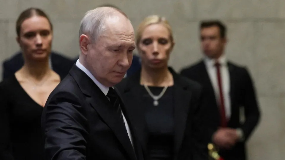 Источники, близкие к Кремлю, утверждают, что российский президент отвергает территориальные компромиссы и, несмотря на экономические и социальные трудности, рассматривает продолжение наступления на Донбасс; возможна новая волна мобилизации и удары за пределами Украины.