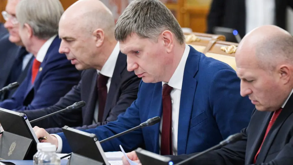 По итогам января–мая ВВП почти не вырос: прибавка составила всего 0,2%. Промышленность и инвестиции демонстрируют стагнацию, тогда как отдельные сектора и регионы показывают рост. Экономисты предупреждают о рисках рецессии и бюджетных проблемах на фоне падения цен на нефть.