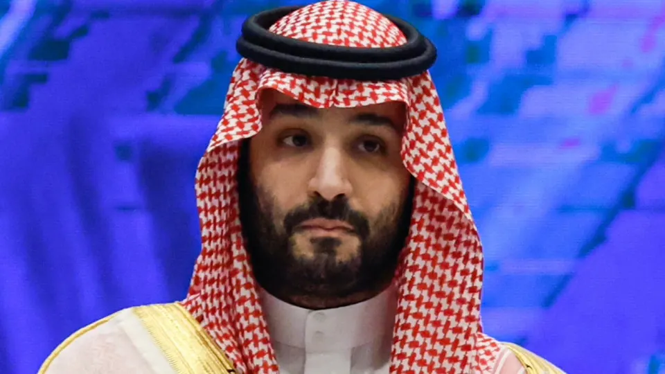 Государственная Saudi Aramco снизила официальную отгрузочную цену сорта Arab Light на $11 за баррель; резкое удешевление сырья давит на котировки и усиливает бюджетные риски для России.