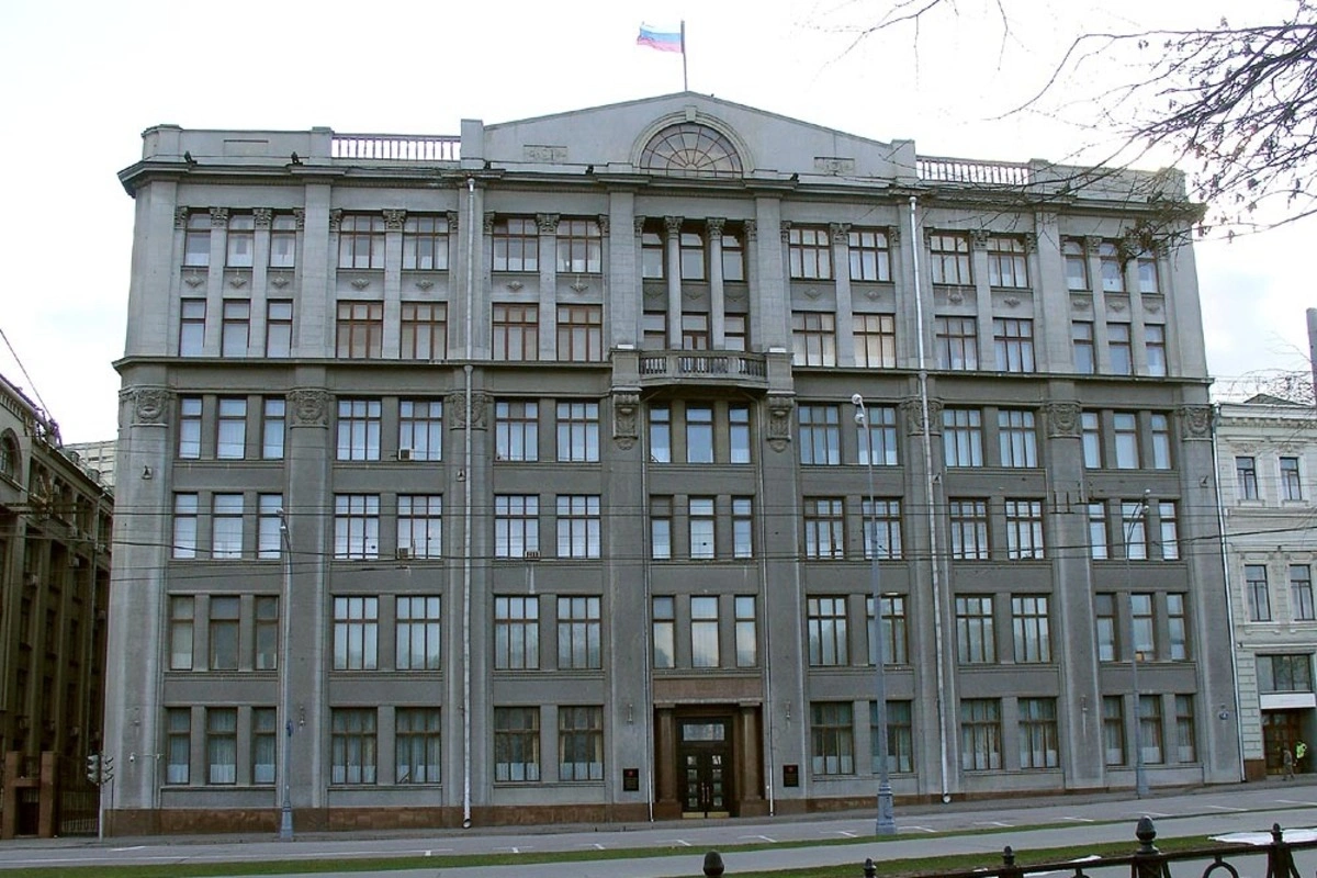 По указанию из администрации президента провластным медиа рекомендовано не публиковать фото и видео с последствиями атак ВСУ по российской территории и больше демонстрировать результаты ответных ударов; крупные телеграм‑каналы уже изменили практику, а в элитах обсуждают возможное ужесточение ответственности за такие публикации.