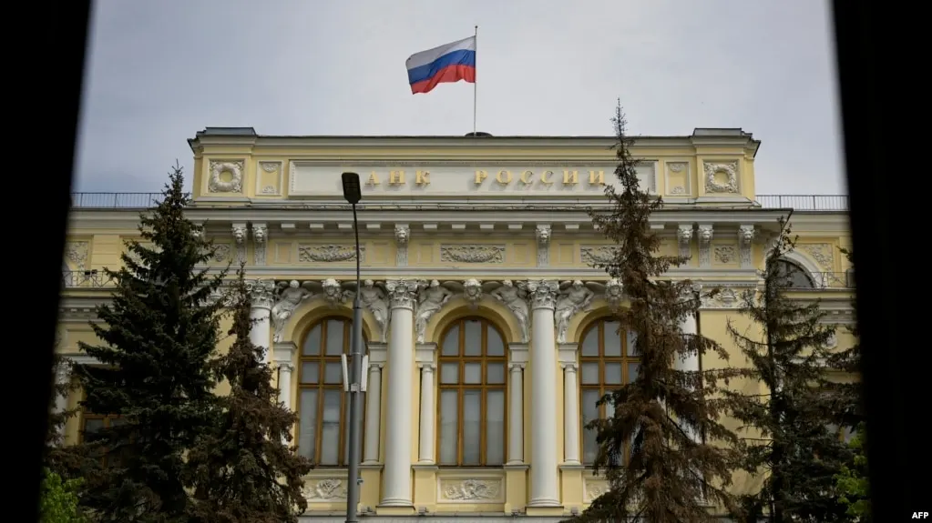ЦБ России расширил список криптовалют, доступных на биржах. Новые правила предусматривают ограничение для неквалифицированных инвесторов и неограниченный доступ для квалифицированных; закон о цифровых валютах вступит в силу в 2026 году.