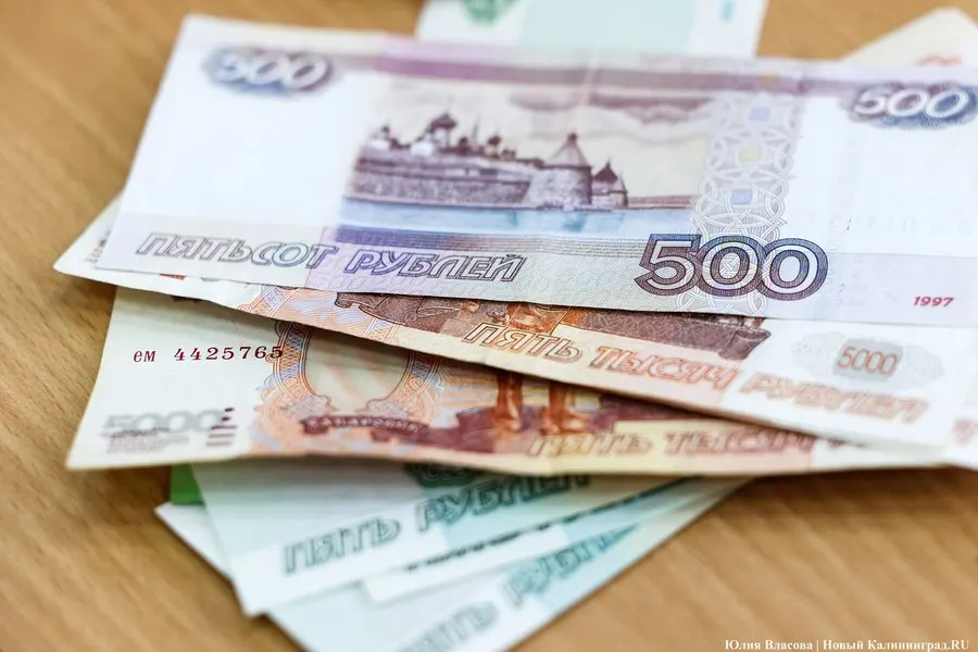 В мае среднемесячная начисленная зарплата в Калининградской области составила около 83 629 руб., что ставит регион на предпоследнее место в Северо‑Западном федеральном округе; ниже только Псковская область. По СЗФО в целом — 115 010 руб., по России — 110 216 руб.