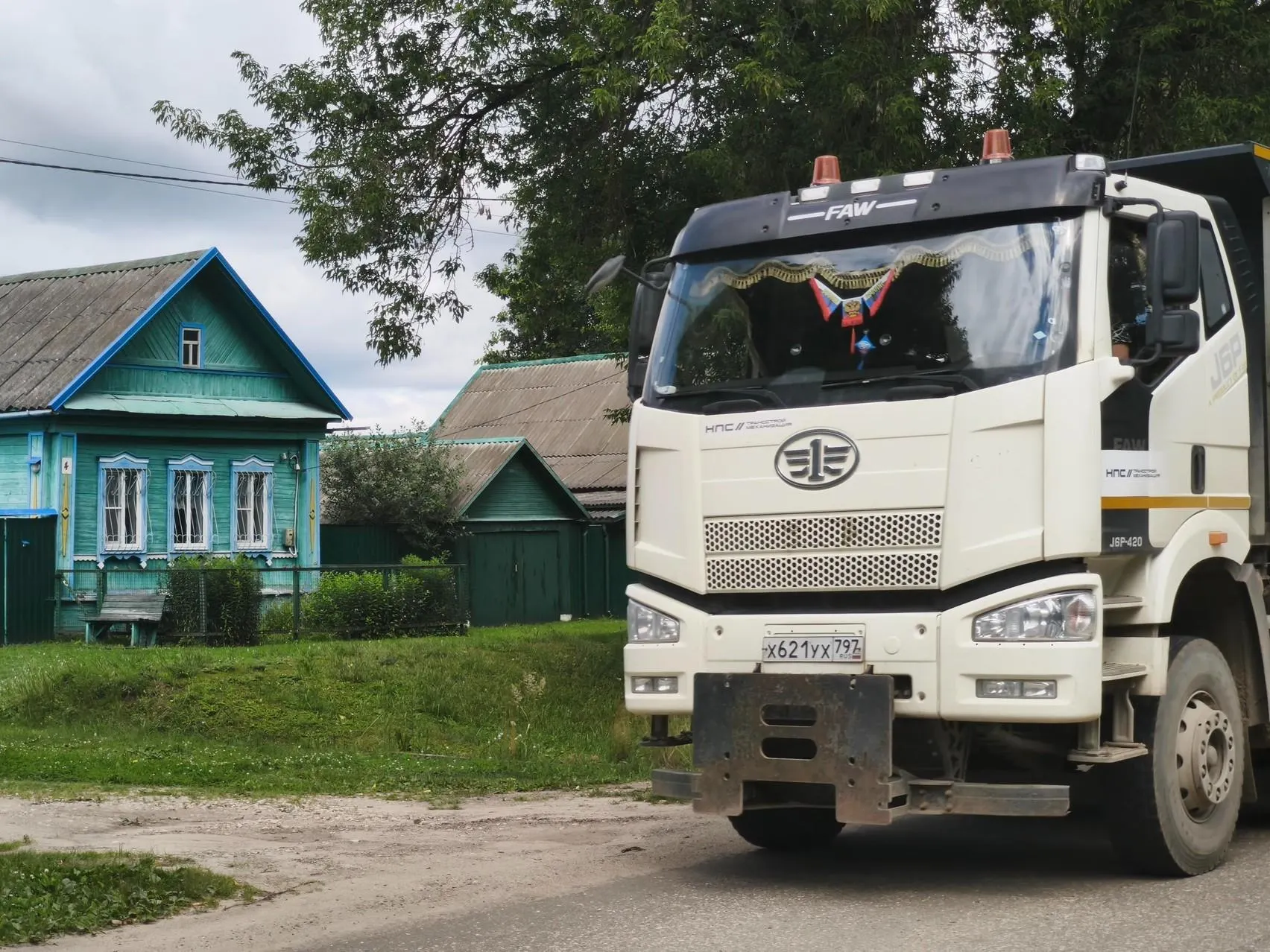 Часть жителей лишилась жилья, другие приспосабливаются к жизни рядом с грузовиками и поездами.