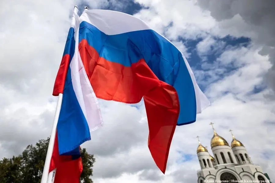 Городские власти приглашают калининградцев отпраздновать День Государственного флага России 22 августа на набережной Верхнего озера, где ожидается насыщенная программа, водно-пиротехническое шоу и выступления творческих коллективов.