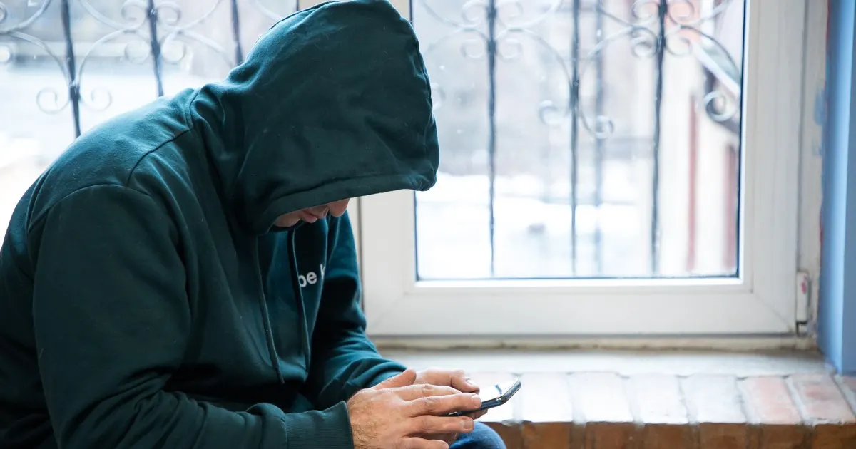 Жительница Калининградской области стала жертвой мошенника, который выдал себя за сотрудника управляющей компании и убедил её перечислить 2 млн рублей за якобы завершённый ремонт. Возбуждено уголовное дело.