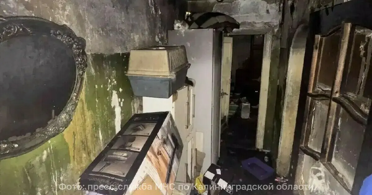 Пожар локализован; площадь возгорания — 10 кв.м. На месте работали 17 пожарных и 4 машины, из соседней квартиры эвакуирована женщина, владелец горевшей квартиры не явился.