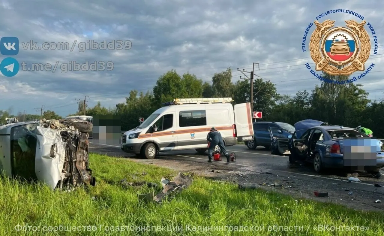 По данным оперативных служб, водитель Volkswagen выехал на встречную полосу и столкнулся с Hyundai. Четверо участников госпитализированы, один — в тяжёлом состоянии.