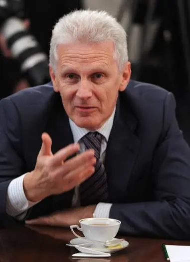 Помощник президента и бывший министр образования заявил о необходимости усложнения ЕГЭ из-за большого числа выпускников с высшими баллами; также упомянуто использование квоты для участников СВО и их детей.