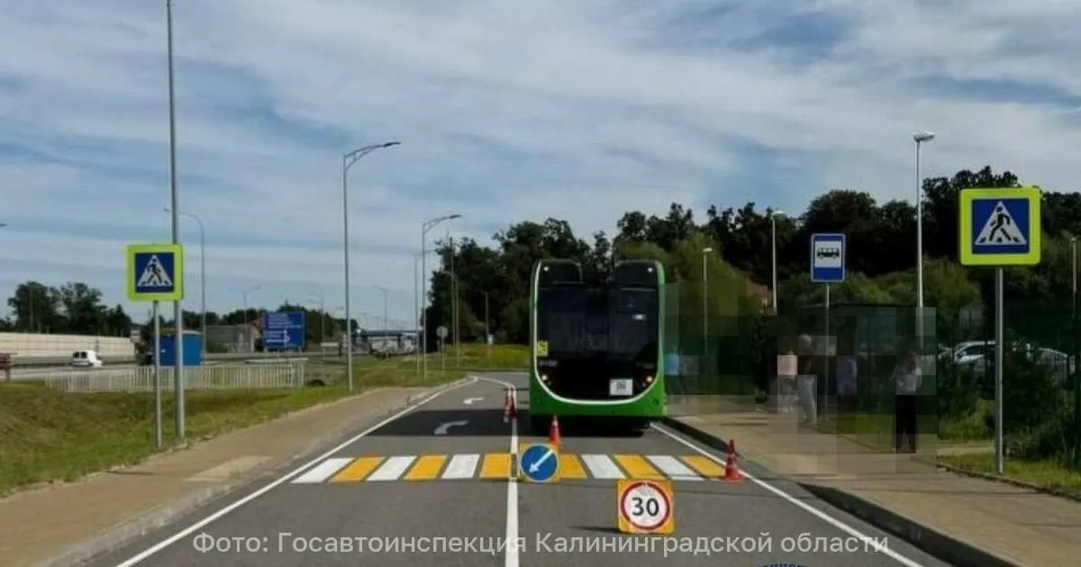 Троллейбус сбил женщину на пешеходном переходе возле Калининградского кардиоцентра; на месте работают экстренные службы.