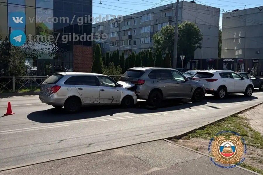 В Калининграде на улице У. Громовой пострадал ребёнок в ДТП с участием трёх машин; обстоятельства аварии устанавливаются.