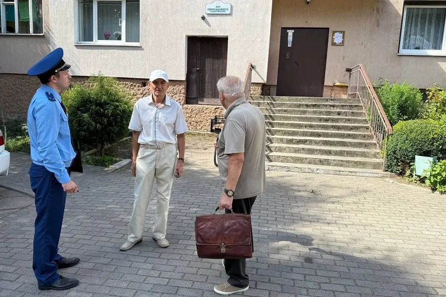 Прокуратура провела проверку деятельности товариществ собственников жилья в Советске и выявила нарушения в содержании общего имущества в восьми домах.