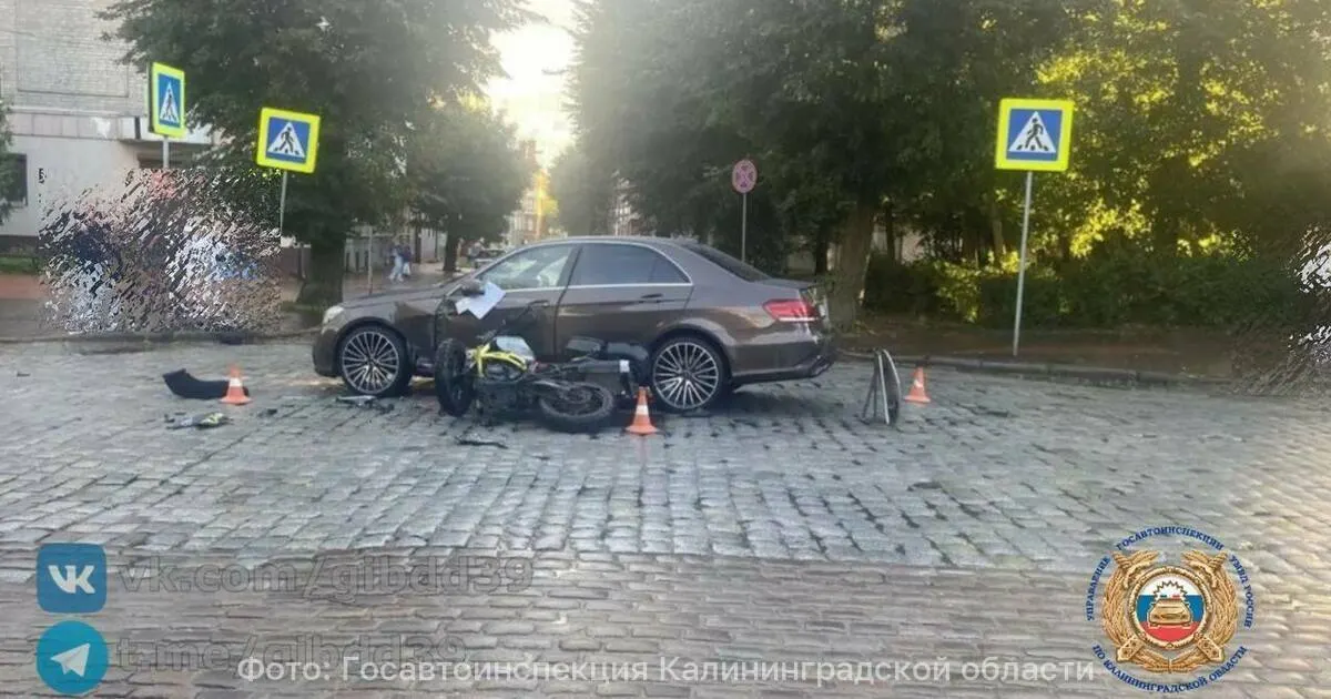 Мотоциклист получил травмы и был госпитализирован после столкновения с легковым автомобилем в Черняховске; на месте работают сотрудники ГИБДД.