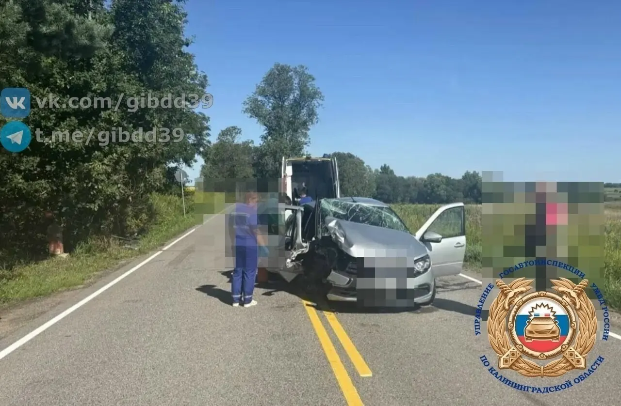 53-летний водитель автомобиля не справился с управлением на трассе Советск — Гусев; пассажирка получила травмы и доставлена в больницу. На месте работают инспекторы, устанавливаются обстоятельства.