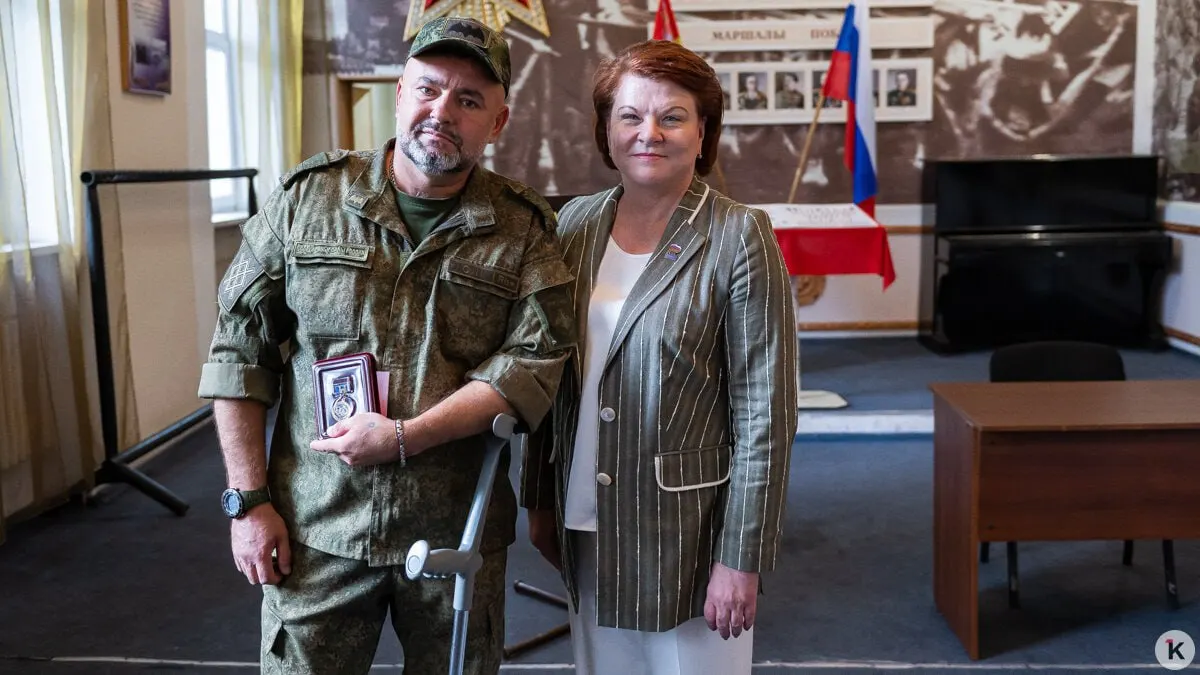 Александр, приехавший в регион на лечение после ранения на СВО, получил медаль к 80-летию Калининградской области за героический поступок — он прыгнул в пожар, чтобы спасти женщину.