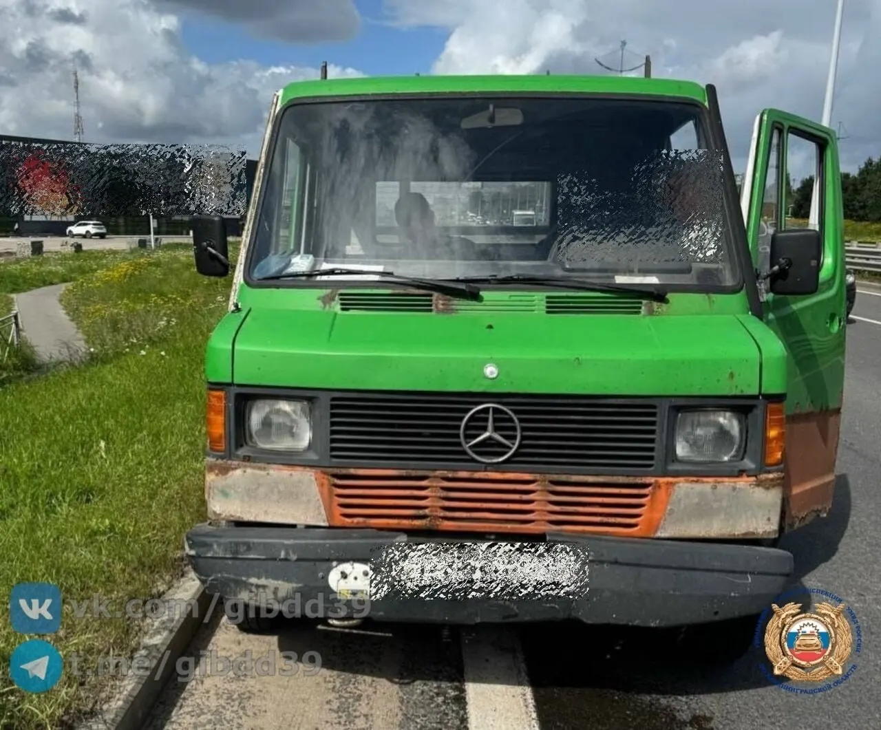 Зелёный грузовик Mercedes заметили у дома на Московском проспекте; грузовик двигался с неисправностями, запрещавшими эксплуатацию. Водителя привлекли к ответственности и начали учёт автомобиля.