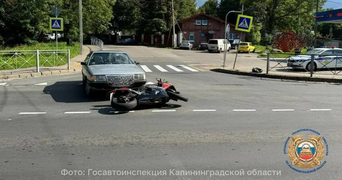 33-летний мотоциклист получил травмы и был доставлен в больницу; обстоятельства ДТП устанавливаются.