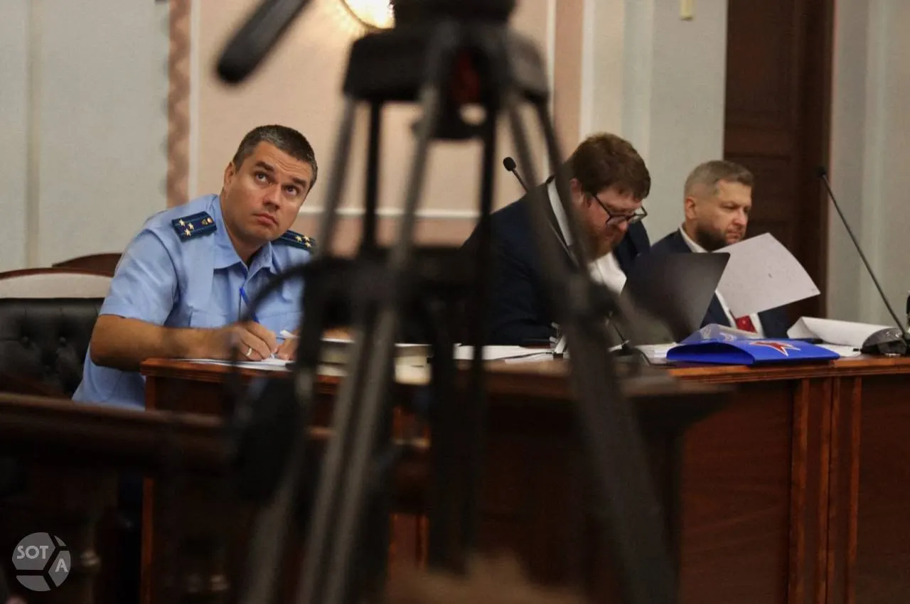 Суд освободил от участия в выборах Госдумы партию «Яблоко», выдвинув обвинения в экстремизме, иностранном финансировании и нарушении авторских прав. Рассмотрение дела длилось более восьми часов.