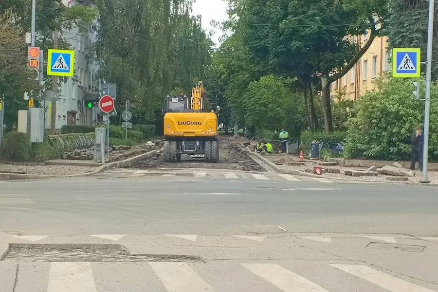 На участке между Карла Маркса и Яналова начаты работы: под слоем асфальта обнаружена брусчатка; губернатор назвал улицу «яма на яме», работы стартуют в ближайшее время.