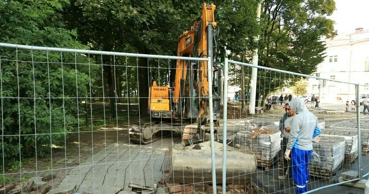 В Калининграде стартовало благоустройство перекрестка: обновят тротуары, организуют парковку и велодорожку, улучшают доступность для горожан.