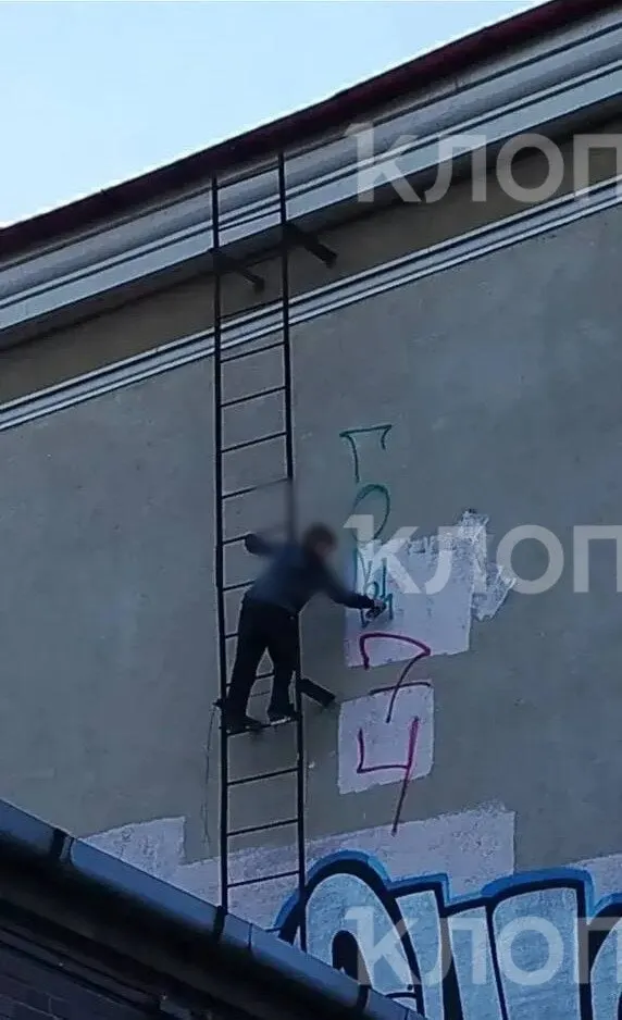 За полгода подростки в регионе трижды расписали фасад одного дома. Хозяева двора установили камеры видеонаблюдения и планируют передать записи в полицию.