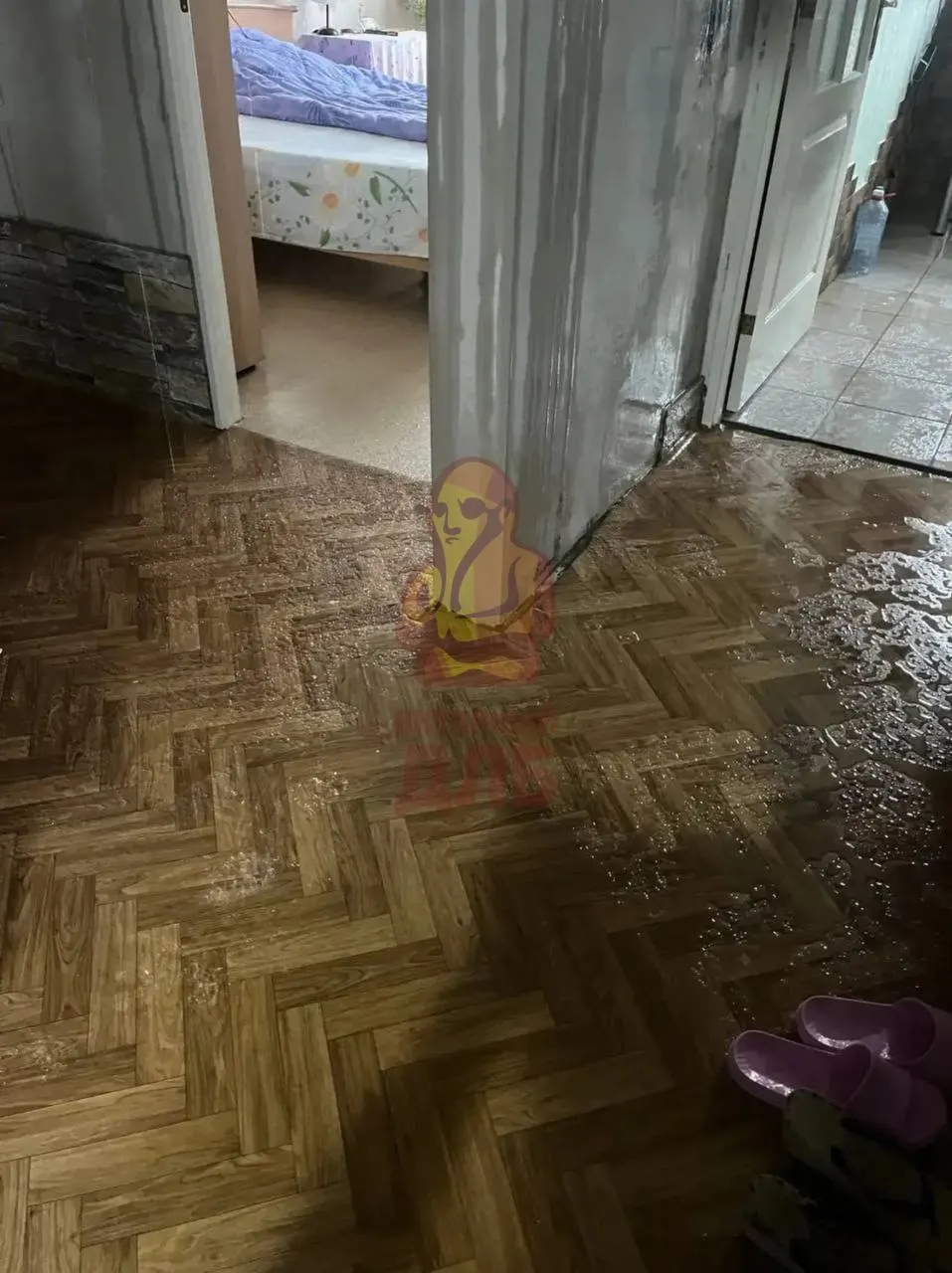 Сильное подтопление в многоквартирных домах: залиты электрические щитки и шахты лифтов, коммунальные службы пока не отреагировали.