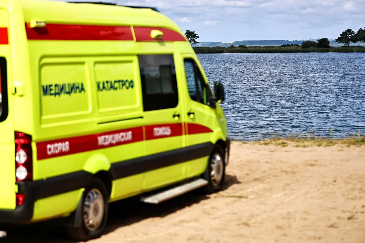 Два человека погибли на воде в регионе в течение нескольких часов; спасатели ведут поиски и устанавливают причины.