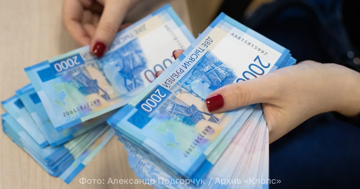 Аналитики отмечают, что около 3% жителей региона имеют доход, превышающий вдвое среднюю российскую зарплату. В 2026 году средняя зарплата примерно достигла 108 тысяч рублей.