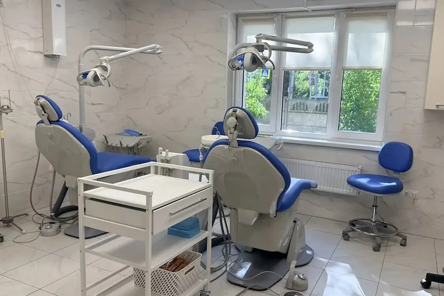 В Калининграде по адресу Аллея Смелых, 109 открылось новое стоматологическое отделение для взрослых с оказанием помощи по ОМС. На ремонт и оборудование потрачено около 30 млн рублей; работают 12 специалистов, плановый приём — до 200 человек в день.