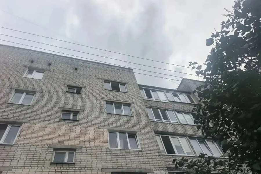 В Калининграде трехлетний мальчик выпал из окна квартиры на пятый этаж. Он госпитализирован, проводится проверка обстоятельств.