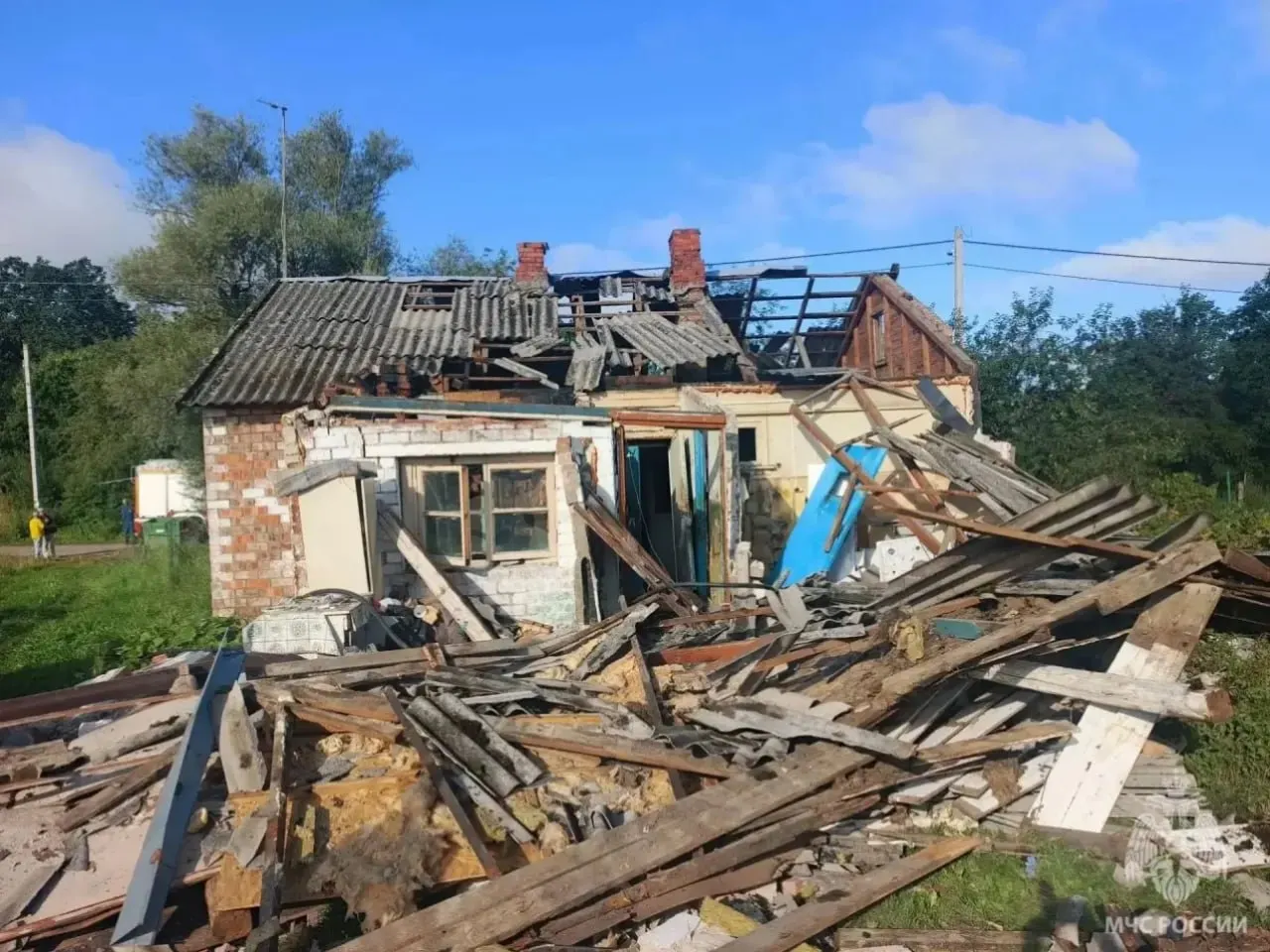 Разгерметизация газового баллона вызвала обрушение пристройки и пожар в одноэтажном доме на улице Мира; пострадала женщина 1946 года рождения и госпитализирована с ожогами.
