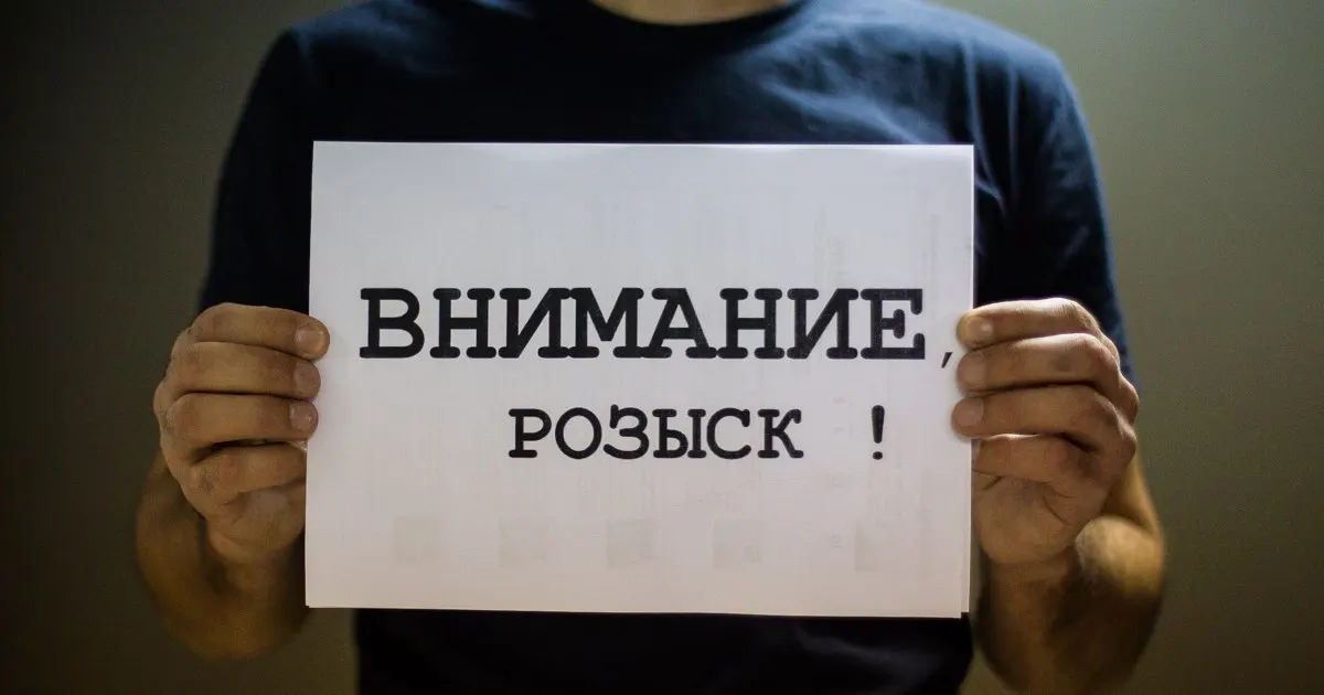 74-летняя женщина с седыми волосами и серо-голубыми глазами исчезла в Зеленоградском районе; поисковые мероприятия продолжаются.