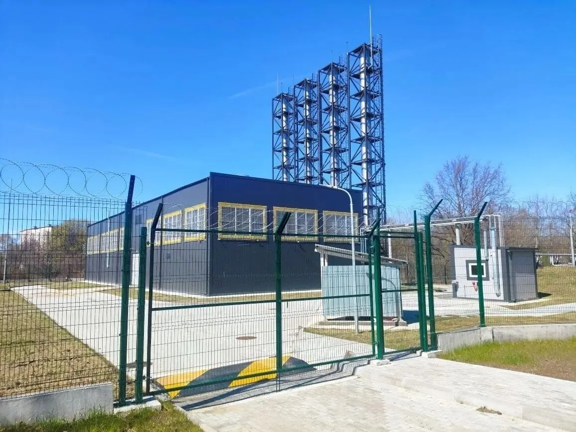 Первые газовые котельные появятся на улицах Донского, Серебровской и Сенявина; пусконаладочные работы запланированы на 15 сентября. После ввода объектов напор в сети снизят, чтобы не допустить перебоев, и Балтийск планирует перейти на газовое отопление для 33 судоремонтных заводов; к началу отопительного сезона обновлено более 136 км газопроводов.