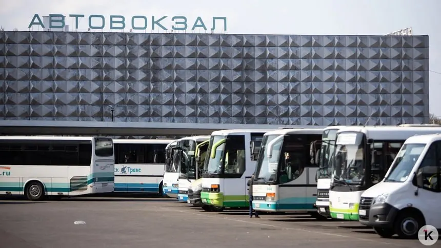 На ремонт вывески автовокзала выделено 991 тысячи рублей; подрядчику предстоит демонтировать старую надпись, изготовить новые объемные элементы с внутренней подсветкой и установить их на крыше здания. Работы должны занять 30 дней.