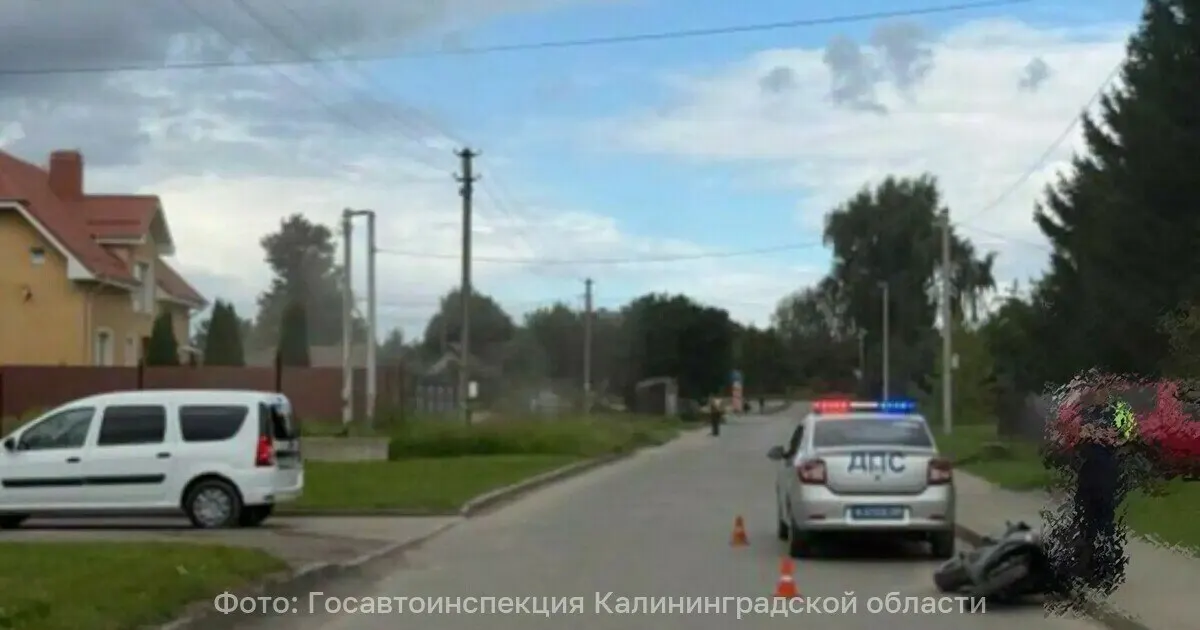 35-летний мужчина на электрическом мопеде врезался в бордюр; ДТП произошло днём 17 августа.