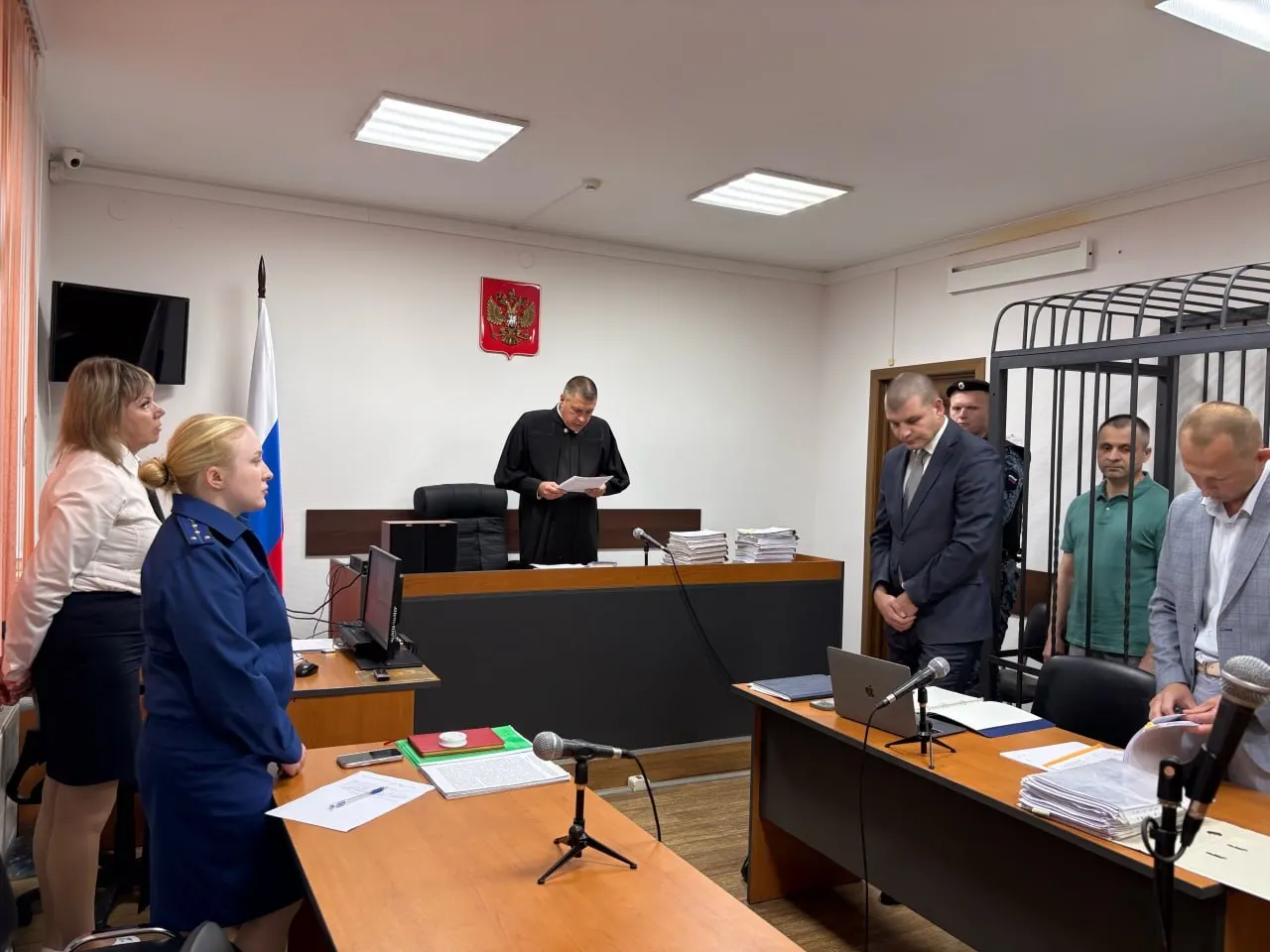 Суд Балтийского городского суда принял решение выпустить экс-главу администрации Балтийска Сергея Мельникова и его зама Сергея Коваленко из-под стражи; мера пресечения — домашний арест до 27 октября 2026 года.