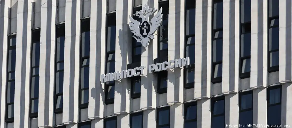 Минюст добавил шесть организаций в реестр нежелательных: среди них Фонд защиты прав человека и ряд антивоенных и исследовательских структур; расширение коснулось всей России.