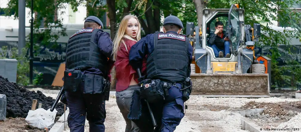 Десятки задержанных у Верховного суда Москвы во время апелляции партии «Яблоко» на недопуск к выборам; сообщают об изъятии телефонов.