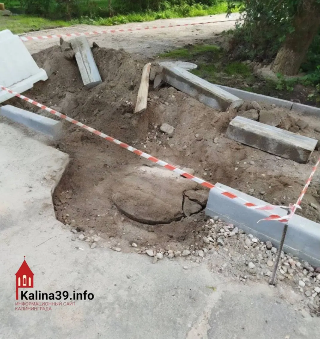 Жители жилого комплекса на Шахматной остаются без воды второй день. Причина — засор канализации, который задерживает прочистку сетей водоканалом.