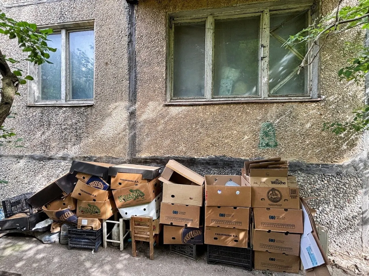 Житель центра Калининграда не может попасть в свою квартиру: она заполнена вещами, а в доме отключили горячую воду. Специалисты планируют проверить ситуацию.
