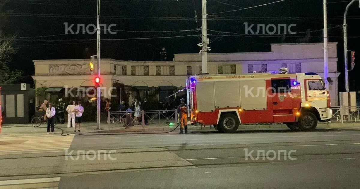Пожар произошёл у главного входа в Калининградский зоопарк в кафе «Патиссон Markt». На месте работают пожарные; пострадавших пока не сообщалось.