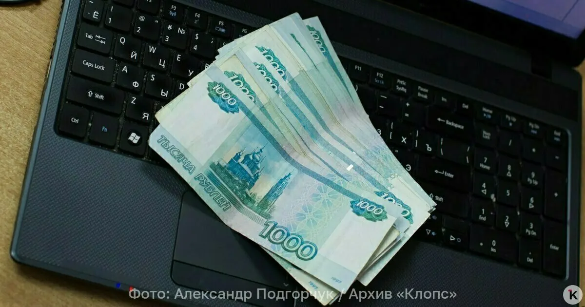 Обсуждается перспектива выпуска пластиковых банкнот и их устойчивость к подделкам.