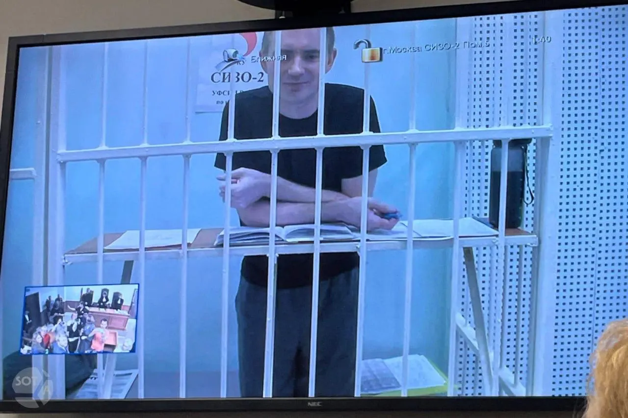 Дроны атаковали Екатеринбург: пострадали жилые дома и склад. В школах отменяют или сокращают линейки к 1 сентября. В регионе также происходят судебные решения и политические новости.